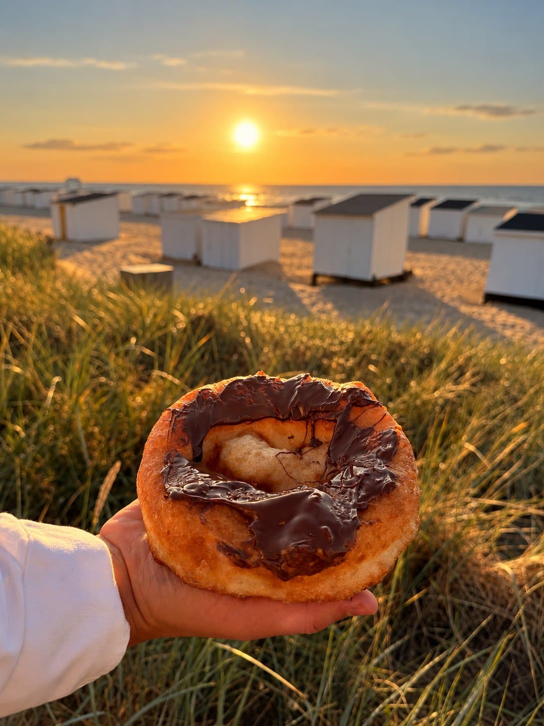 Aux Délices Tunisiens — beignet au chocolat face à la mer